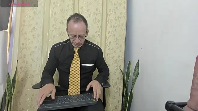 Snapshot of _axelking_ chatting on July 10, 11:43 am axelking online show from July 10, 11:43 am