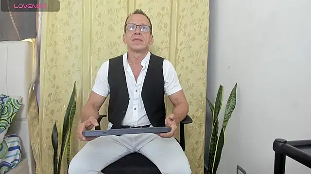 Snapshot of _axelking_ chatting on July 6, 11:50 am axelking online show from July 6, 11:50 am