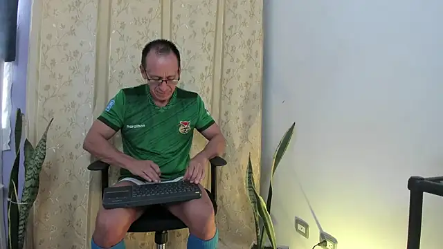 Snapshot of _axelking_ chatting on April 28, 11:47 am axelking online show from April 28, 11:47 am