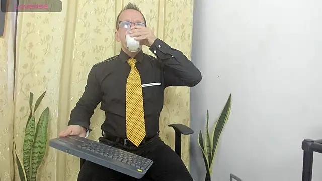 Snapshot of _axelking_ chatting on June 16, 11:32 am axelking online show from June 16, 11:32 am