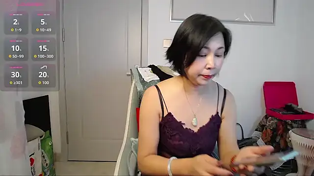 Snapshot of selinajuan chatting on November 6, 11:31 pm selinajuan online show from November 6, 11:31 pm