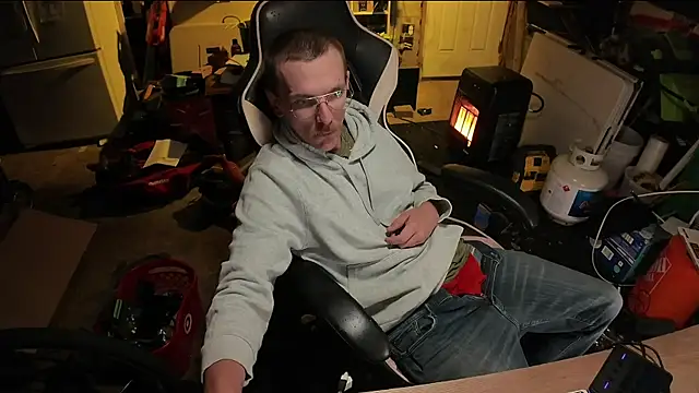 AverageMaleJay online show from May 24, 2:44 am