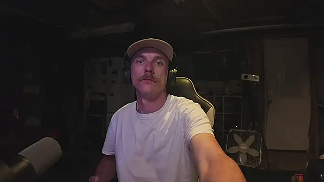 AverageMaleJay online show from May 17, 1:49 am