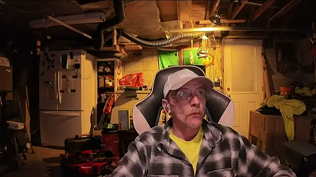 AverageMaleJay online show from May 22, 3:04 am