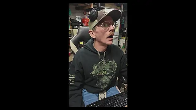 AverageMaleJay online show from November 7, 3:55 am