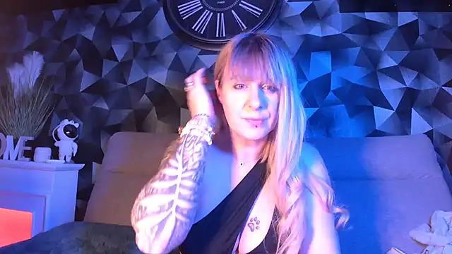 Delichieuse5 online show from February 18, 8:14 pm