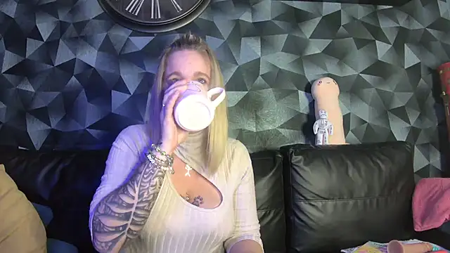 Delichieuse5 online show from November 21, 9:03 pm