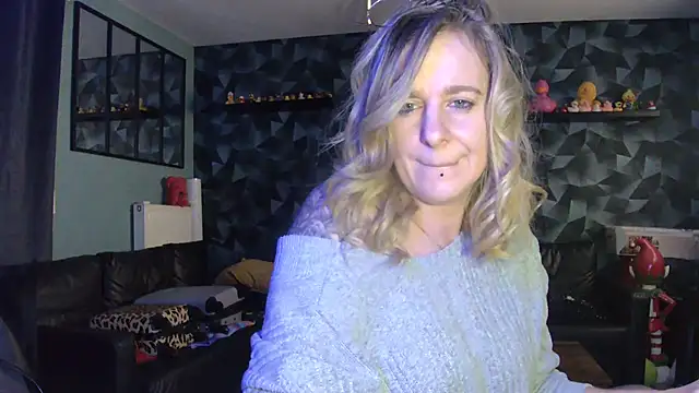 Delichieuse5 online show from February 9, 8:18 pm