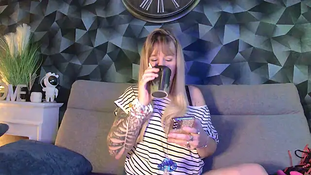 Delichieuse5 online show from March 1, 8:42 pm