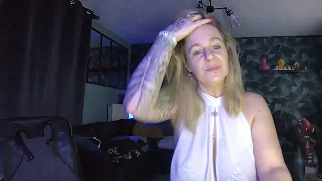 Delichieuse5 online show from February 6, 9:11 pm