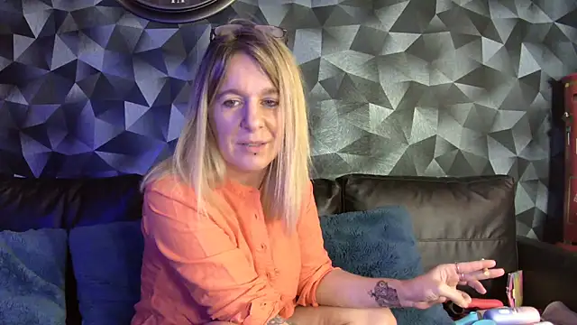 Delichieuse5 online show from November 30, 8:42 pm