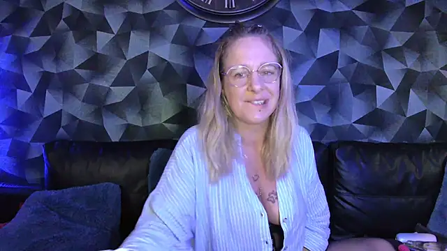 Delichieuse5 online show from June 9, 7:48 pm