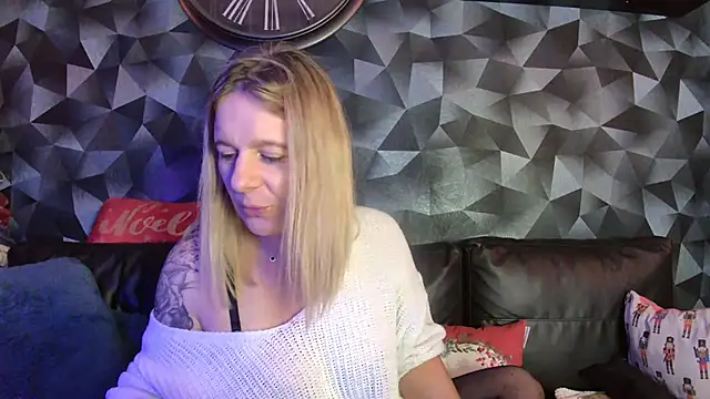 Delichieuse5 online show from December 3, 8:52 pm