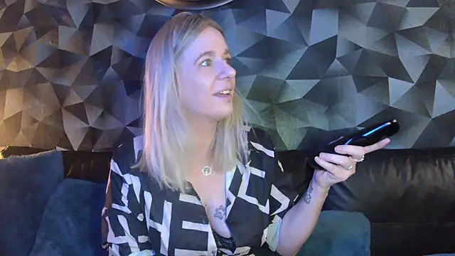 Delichieuse5 online show from February 18, 8:49 pm