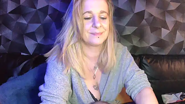 Delichieuse5 online show from March 31, 7:49 pm