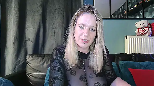 Delichieuse5 online show from May 6, 7:40 pm