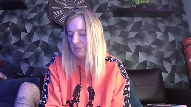 Delichieuse5 online show from November 29, 9:15 pm