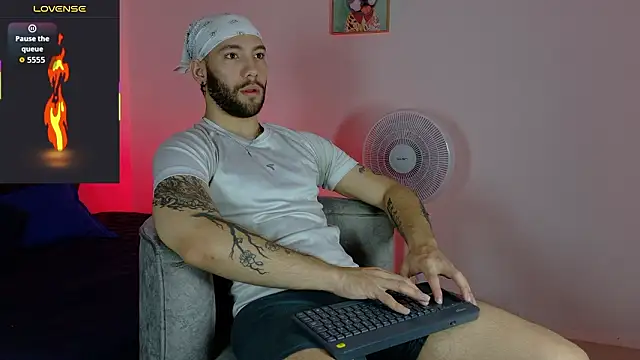 angel kyrozz online show from March 15, 7:10 pm