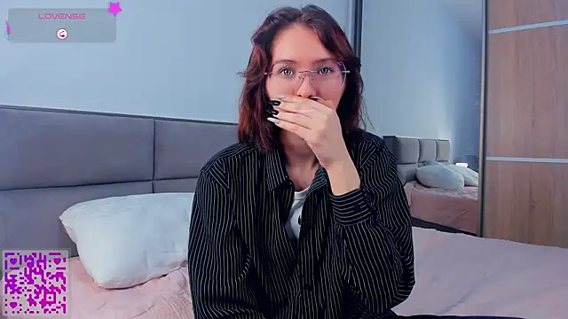 LorrieDegonia online show from October 21, 4:12 am