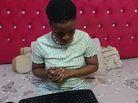 FreakieKay online show from December 4, 5:12 pm