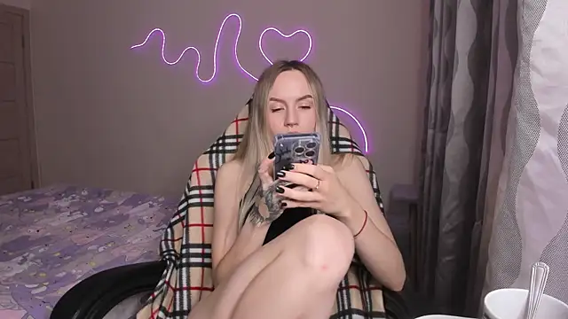 hello kittyyk online show from April 15, 5:28 pm