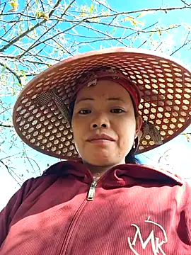 Snapshot of miomio-12 chatting on October 23, 2:10 am miomio-12 online show from October 23, 2:10 am