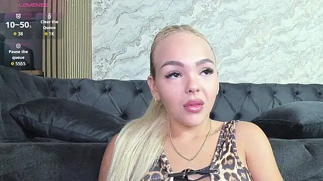 Snapshot of Daisy_Abby03 chatting on October 11, 5:30 am Daisy Abby03 online show from October 11, 5:30 am