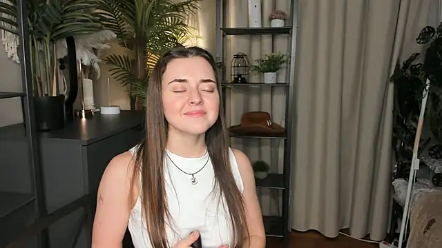 ThelmaJusto online show from November 17, 4:00 pm