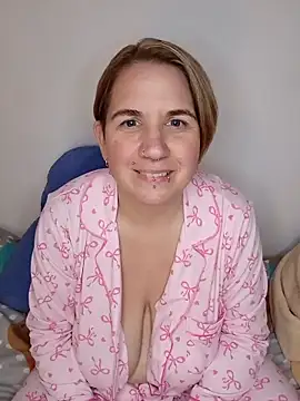 Snapshot of LaceyWestxx chatting on November 1, 6:24 pm LaceyWestxx online show from November 1, 6:24 pm