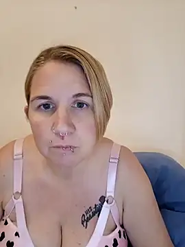 Snapshot of LaceyWestxx chatting on October 9, 5:02 pm LaceyWestxx online show from October 9, 5:02 pm