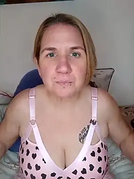 Snapshot of LaceyWestxx chatting on December 17, 6:24 pm LaceyWestxx online show from December 17, 6:24 pm