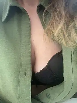 Snapshot of melisss2 chatting on November 25, 9:42 am melisss2 online show from November 25, 9:42 am