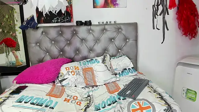 AndreaTonmsong online show from October 25, 8:31 pm