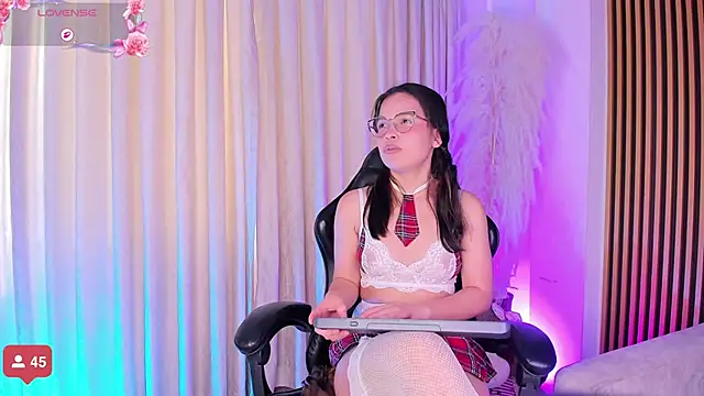 alejagarcia  online show from November 2, 8:25 pm