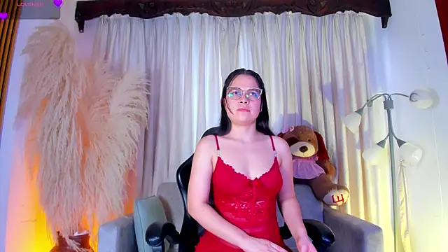 alejagarcia  online show from June 21, 9:09 pm