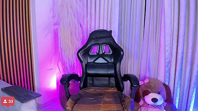 alejagarcia  online show from November 3, 8:45 pm