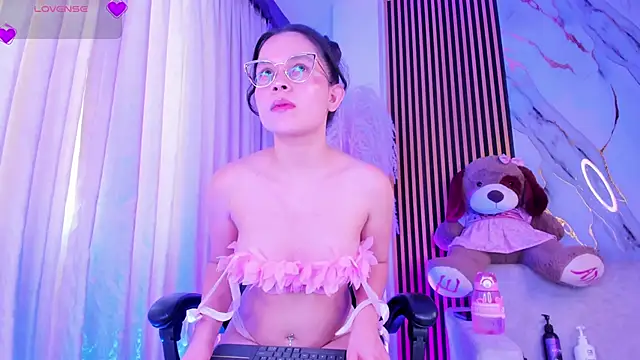 alejagarcia  online show from April 17, 8:33 pm