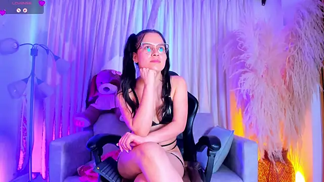 alejagarcia  online show from June 23, 8:29 pm
