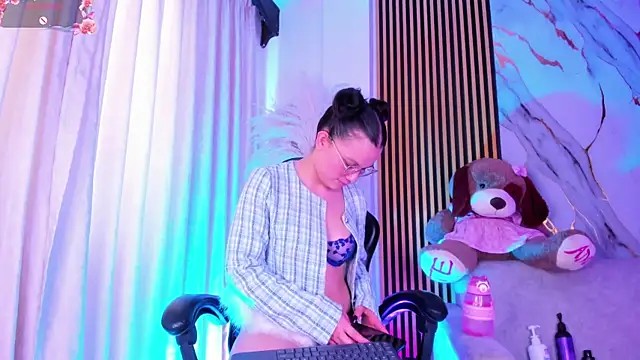 alejagarcia  online show from May 22, 8:40 pm
