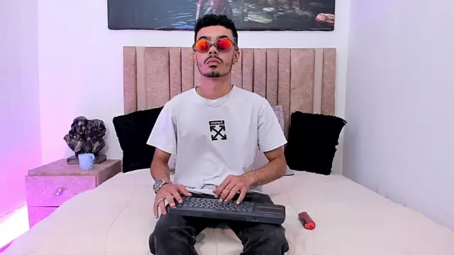 Timothe Evans online show from October 24, 9:03 pm