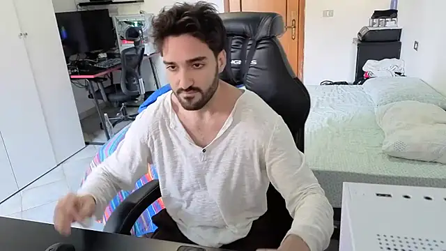 Al3xox02 online show from March 28, 10:38 am