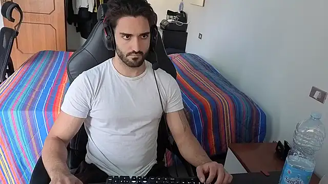 Al3xox02 online show from April 15, 1:37 pm