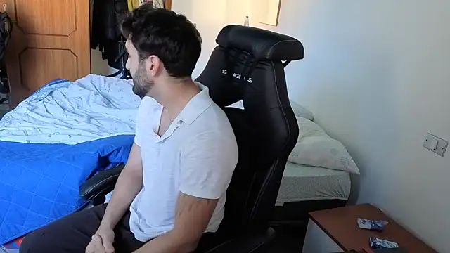 Al3xox02 online show from April 4, 12:34 pm