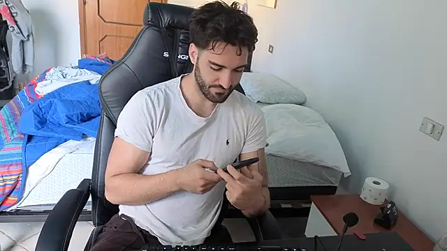 Al3xox02 online show from April 14, 1:05 pm