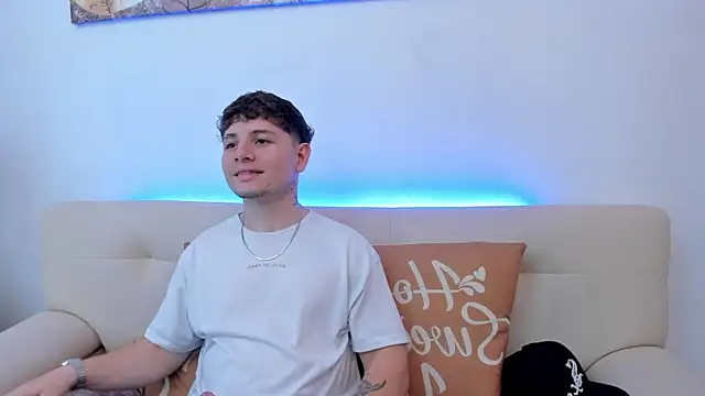 Snapshot of Leoo_Miller chatting on October 28, 9:25 pm Leoo Miller online show from October 28, 9:25 pm