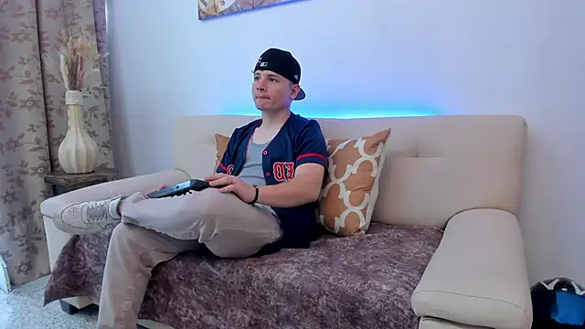 Leoo Miller online show from October 10, 8:31 pm
