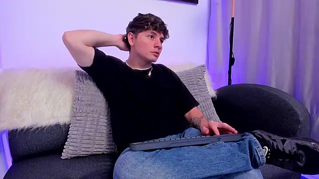 Snapshot of Leoo_Miller chatting on December 3, 4:02 am Leoo Miller online show from December 3, 4:02 am