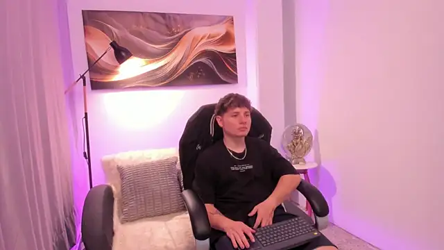 Snapshot of Leoo_Miller chatting on November 7, 4:39 am Leoo Miller online show from November 7, 4:39 am