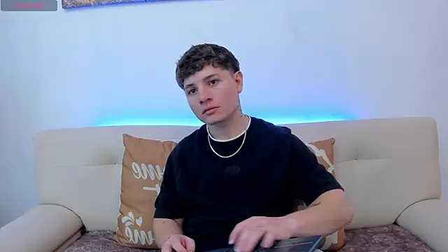 Snapshot of Leoo_Miller chatting on November 1, 8:03 pm Leoo Miller online show from November 1, 8:03 pm