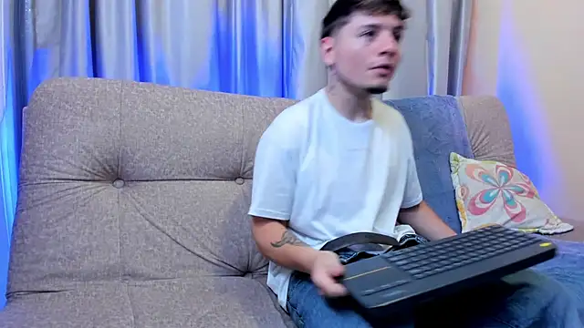 Snapshot of Leoo_Miller chatting on February 28, 4:23 am Leoo Miller online show from February 28, 4:23 am